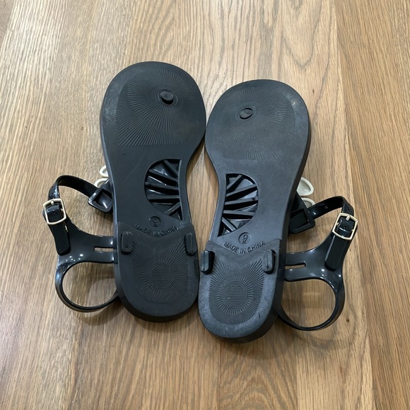 Kate Spade New York Women's Black White Floral Jelly Thong Buckle Sandals - Picture 2 of 8